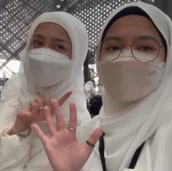 <p>Untuk menuju Kota Mekkah, Desy Ratnasari dan Nasywa menggunakan kereta api cepat dari Madinah. (Foto: Instagram @desyratnasariterdepan)</p>