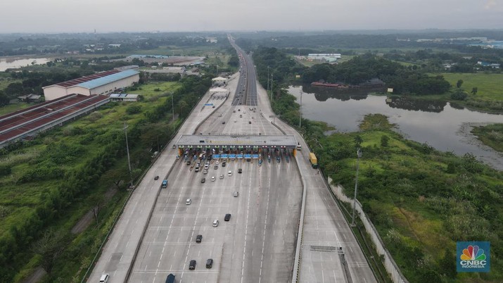 Foto udara suasana jalanan kosong ke arah Jakarta di Gerbang Tol Cikampek Utama, Kabupaten Purwakarta, Jawa Barat, Kamis (28/4/2022). (CNBC Indonesia/Andrean Kristianto)