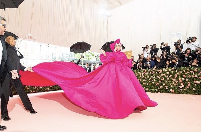 Gaun dan performa legendaris Lady Gaga selanjutnya adalah penampilannya di Met Gala 2019 di mana ia mengenakan 4 lapisan busana berbeda kreasi Brandon Maxwell. Foto: instagram.com/ladygaga