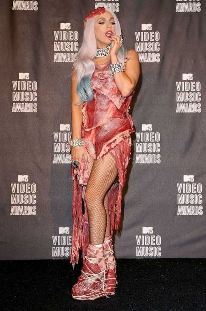 Gaun ikonis, the meat dress, selalu diingat hingga kini. Gaun sekaligus sepatu dari daging mentah karya Franc Fernandez tersebut curi perhatian seketika Gaga tiba di MTV VMA 2010. Foto: pinterest.com/Marie Claire