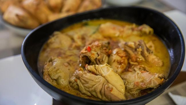 Untuk menyiasati hidangan gulai di rumah yang itu-itu saja, saatnya mencoba mengolah ayam jadi gulai ayam khas Padang.