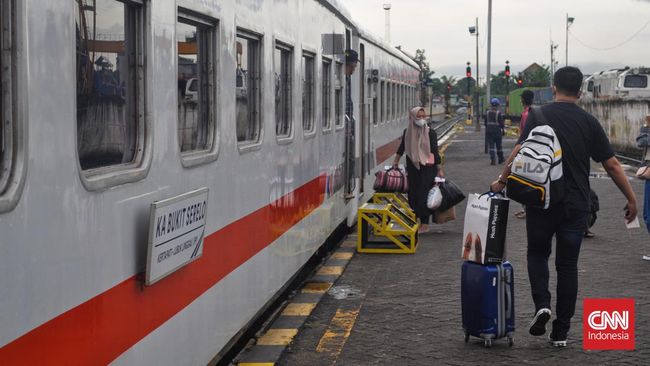 Viral Tiktoker Loncat Keluar Masuk Saat Kereta Jalan, KAI Buka Suara