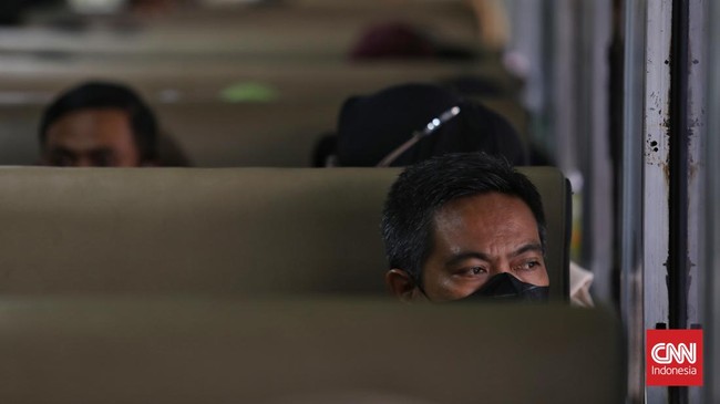FOTO: H-4 Pemudik Mulai Padati Stasiun Pasar Senen
