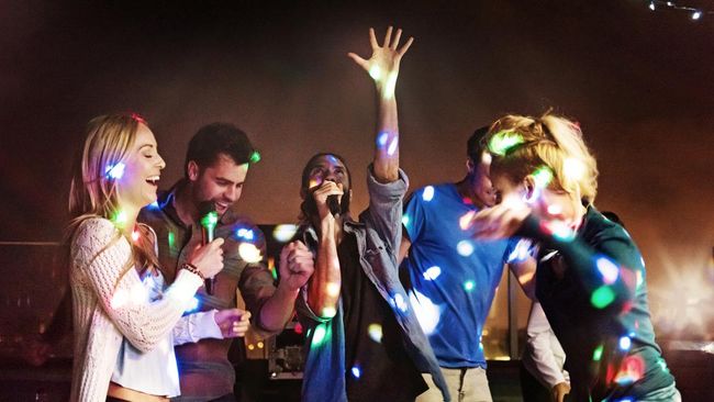 Spotify meluncurkan fitur karaoke yang juga bisa memberi nilai suara pengguna seperti di tempat olah vokal populer.