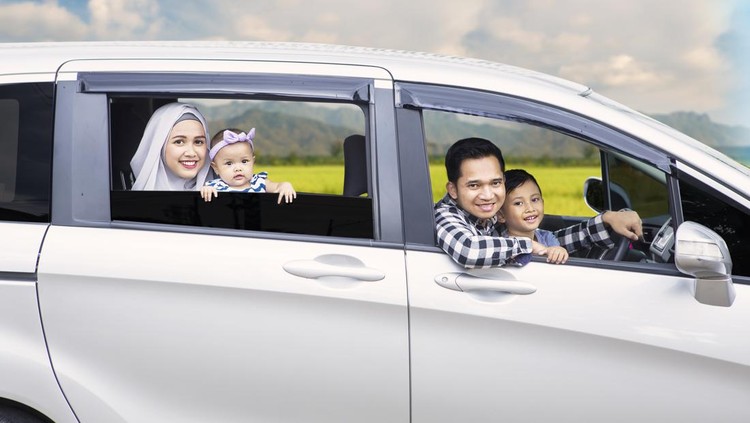 Little baby boy with her muslim mom inside car going for a trip
