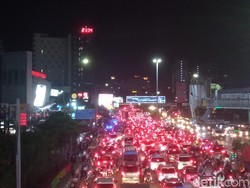 H-4 Lebaran, Jalan Ahmad Yani Bekasi Macet Malam Ini