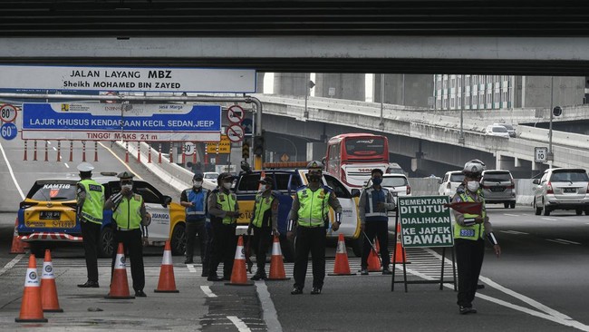 Arus lalu lintas di Jalan Tol Jakarta-Cikampek KM 48+600 macet meskipun Jalan Layang Sheikh Mohammed bin Zayed (MBZ) masih ditutup pada pukul 11.45 WIB.