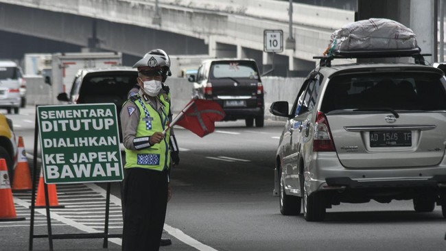 Pengelola Ruas Jalan Layang Mohamed Bin Zayed (MBZ) melakukan buka tutup akses masuk menuju Cikampek, Jumat (27/6) antisipasi lalu lintas padat.