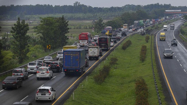 Pihak kepolisian menerapkan skema contraflow untuk mengurai kepadatan yang terjadi di KM 85 Tol Cikopo-Palimanan (Cipali) saat arus mudik Lebaran.