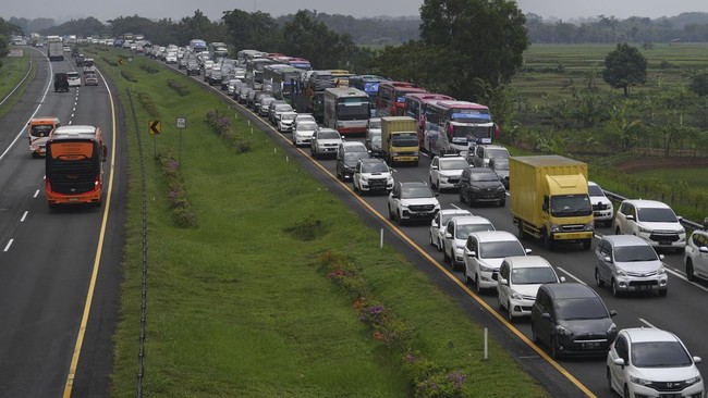 Dirgakkum Korlantas Polri Brigjen Aan Suhanan menyebut kepadatan arus mudik mulai berlangsung 18 April karena cuti bersama lebaran maju menjadi 19 April.