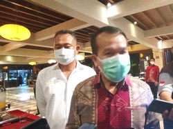 Ponsel Disita, Bule Bugil di Batur Ternyata Masih Aktif Bersosmed