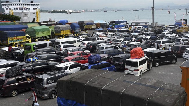 Cuaca buruk melanda Pelabuhan Merak, Banten dan Pelabuhan Bakauheni, Lampung di tengah arus mudik jelang Hari Raya Idulfitri 1443 H.
