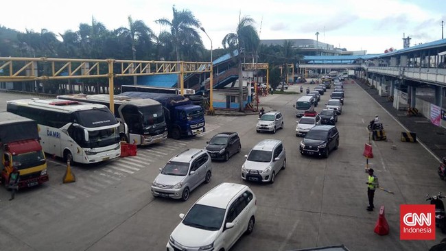 Penumpang penyeberangan Sumatera-Jawa dilarang masuk atau menunggu di Pelabuhan Bakauheni tanpa tiket.