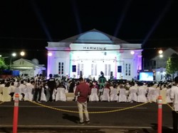 Gubernur Khofifah dan Gus Ipul Bagi-bagi Sembako ke Ratusan Tukang Becak