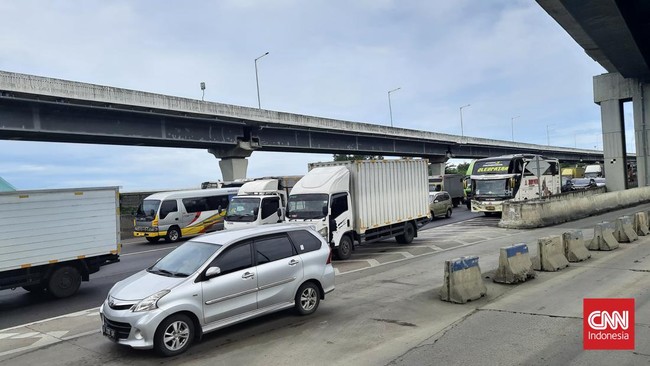 Kemacetan terjadi di Tol Jakarta-Cikampek mulai dari KM 27 sampai KM 47, Jumat (29/4) pagi.