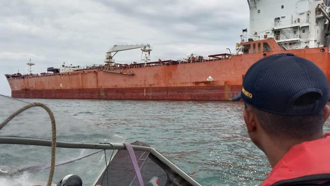 TNI Angkatan Laut, Koarmada I menangkap Kapal Tanker MT Anabelle yang mengangkut Crude Palm Oil (CPO) di Perairan Barat Kalimantan.