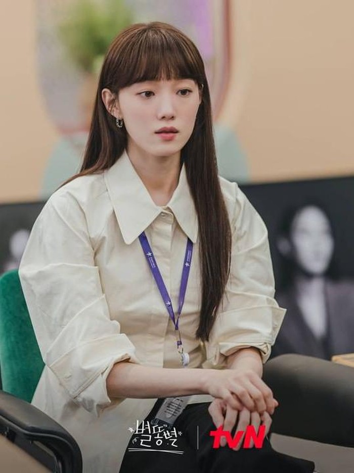 Lama tidak muncul di layar kaca, tahun 2022 ini Lee Sung Kyung kembali menyapa penggemar lewat drama Shooting Stars. Di drama ini, ia berperan sebagai seorang PR di agensi artis sekaligus beradu akting dengan Kim Young Dae. Kamu bisa menyaksikannya Shooting Stars di Viu ya, Beauties!/ foto: instagram.com/heybiblee