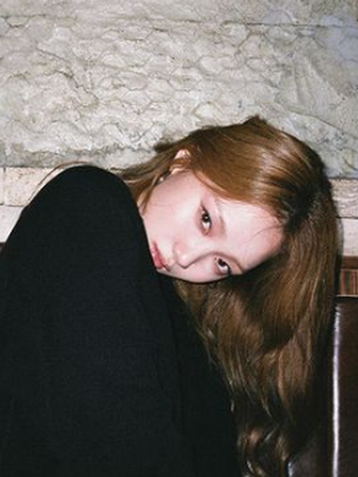 Lewat drama itu pula, Lee Sung Kyung terlibat cinta lokasi dengan lawan mainnya, Nam Joo Hyuk, hingga akhirnya mereka berpacaran di dunia nyata. Sayangnya, hubungan tersebut kandas setelah beberapa bulan./ foto: instagram.com/heybiblee