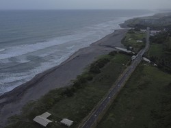 Wisatawan Harus Waspada, Gelombang Tinggi Terjang Pantai Selatan Garut