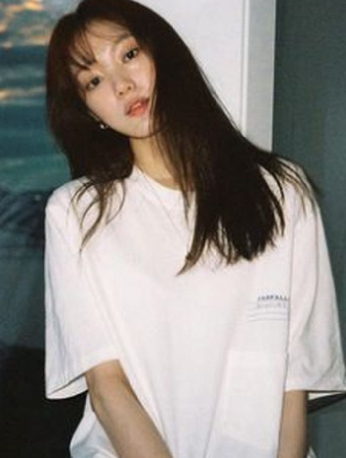 Nama Lee Sung Kyung makin melejit setelah mendapatkan peran utama dalam drama 'Weightlifting Fairy Kim Bok Joo'. Demi peran ikoniknya dalam drama tersebut, ia bahkan rela menaikkan bobot tubuhnya sampai 5 kg, lho!/ foto: instagram.com/heybiblee