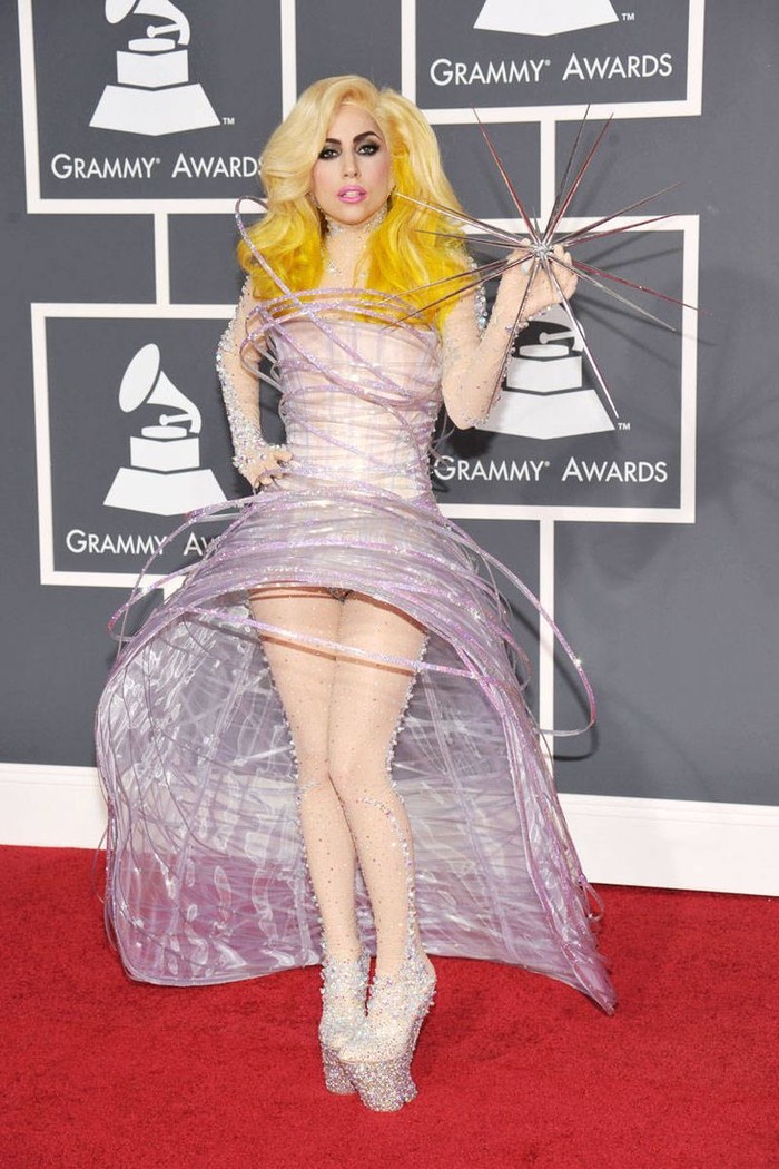 Mendatangi Grammy Awards pertama, ia dress up dalam gaun lilac Armani, sedangkan rambut tertata kuning merepresentasikan pop art. Foto: pinterest.com/ELLE Magazine (US)