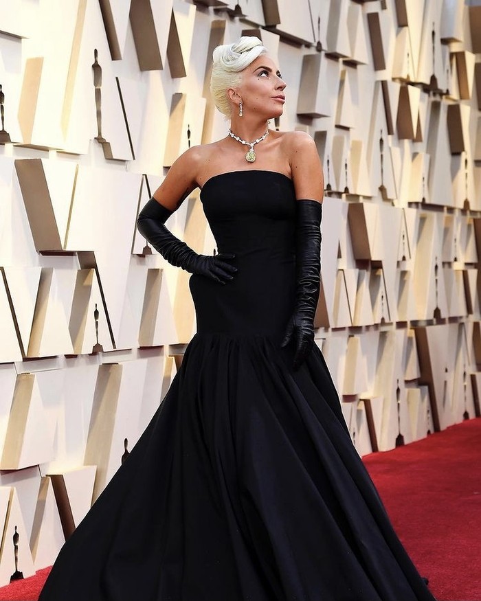 Mengenakan gaun cantik karya Brandon Maxwell, Lady Gaga tampil memukau saat memenangkan Oscar pertamanya. Bersama dengan gaun mewah itu, ia memakai kalung berlian Tiffany's yang sebelumnya dikenakan Audrey Hepburn, Beauties. Foto: instagram.com/ladygaga