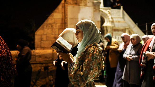 Malam Lailatul Qadar ditunggu-tunggu hampir semua umat Muslim. Namun, bagaimana cara mendapatkan kemuliaan malam Lailatul Qadar?