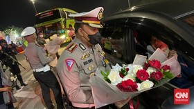 Pemudik Pertama yang Tiba di GT Kalikangkung saat One Way Diberi Bunga