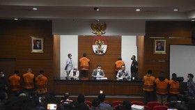 KPK Geledah Paksa Rumah Anggota BPK Jabar soal Kasus Suap Ade Yasin