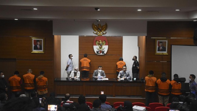 KPK menggeledah paksa rumah dua anggota BPK Jawa Barat terkait kasus dugaan suap Bupati Bogor, Ade Yasin, Jumat (29/4) dan menyita barang bukti elektronik.