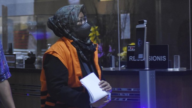 Bupati Bogor nonaktif Ade Yasin menangis saat menjalani sidang vonis dugaan suap terhadap pegawai BPK RI Perwakilan Jabar.