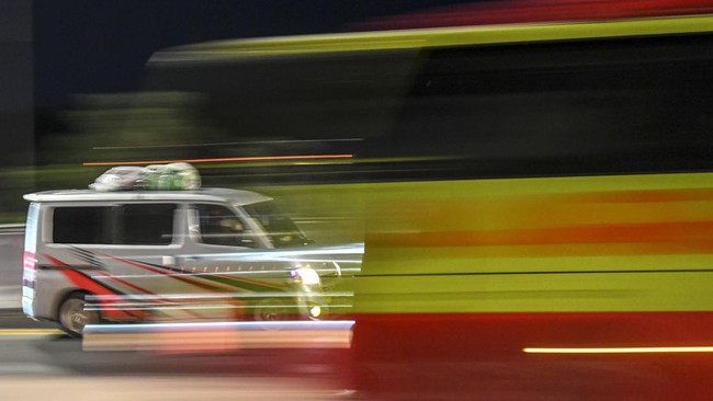 Berdasarkan laporan PT Jasamarga, kendaraan yang keluar gerbang tol Kalihurip dialihkan sementara ke GT Cikampek.