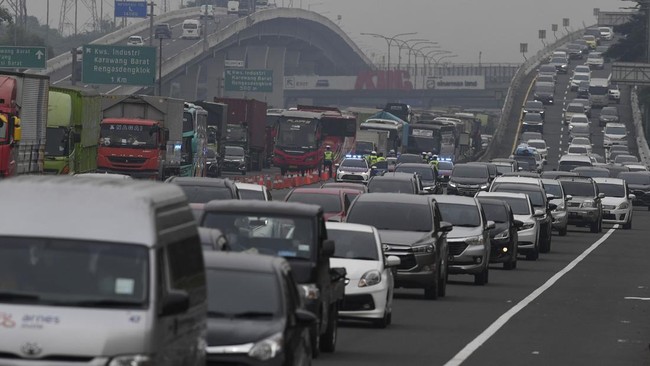 Tol Jakarta-Cikampek (Japek), Jumat (29/4), macet total di Km 34.