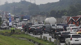 Tol Jakarta-Cikampek Padat, Polisi Berlakukan Contra Flow