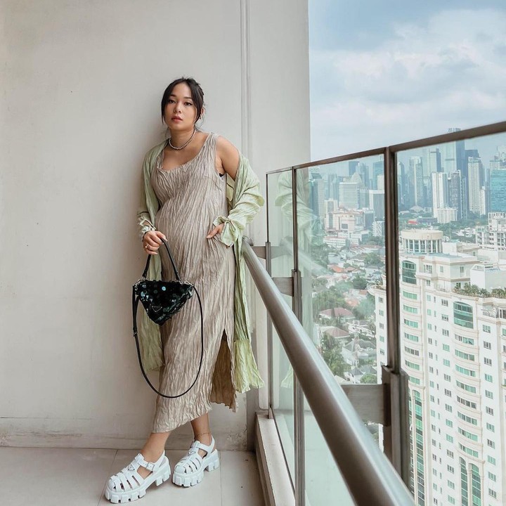 <p>Ayla kini tengah menantikan kelahiran anak pertamanya. OOTD Bunda hamil yang ia bagikan bisa dijadikan referensi untuk Bunda, nih! (Foto: Instagram: @ayladimitri)</p>