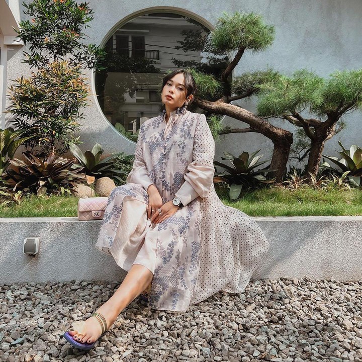 <p>Untuk Bunda yang masih bingung ingin mengenakan style apa saat Lebaran nanti, Ayla juga membagikan referensi, nih. Menawan banget, ya! (Foto: Instagram: @ayladimitri)</p>