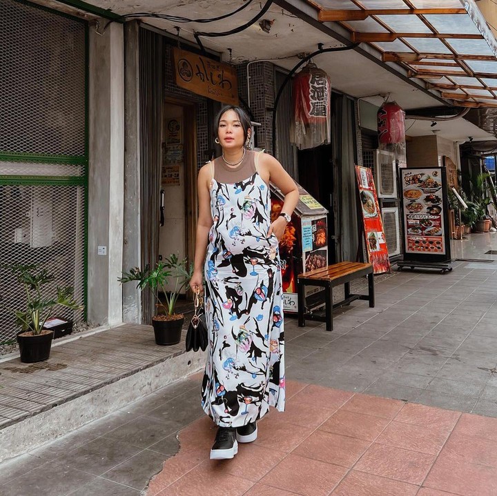 <p>Dalam beberapa fotonya, Ayla terlihat anggun tanpa mengenakan sepatu <em>heels</em>. Ia pun lebih memilih wadges ber-hak rendah, sneakers, atau flat shoes. (Foto: Instagram: @ayladimitri)</p>
