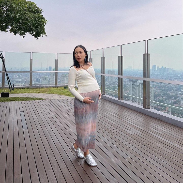 <p>Selebgram ternama Ayla Dimitri tengah menikmati masa-masanya mengandung sang buah hati, Bunda. Meski dengan perut besar, Ayla tetap tampil kece dan fashionable, lho. (Foto: Instagram: @ayladimitri)</p>