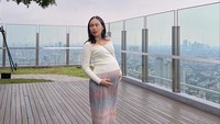 <p>Selebgram ternama Ayla Dimitri tengah menikmati masa-masanya mengandung sang buah hati, Bunda. Meski dengan perut besar, Ayla tetap tampil kece dan fashionable, lho. (Foto: Instagram: @ayladimitri)</p>