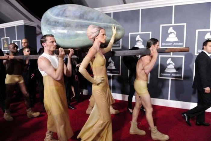 Red carpet Grammy Awards 2011 dihebohkan dengan kedatangan Gaga dalam telur rancangan Hussein Chalayan. Dalam videonya bersama Vogue, Gaga menjelaskan ia berada di dalam telur itu selama 3 hari sebelum Grammy. Foto: pinterest.com/ELLE Magazine (US)