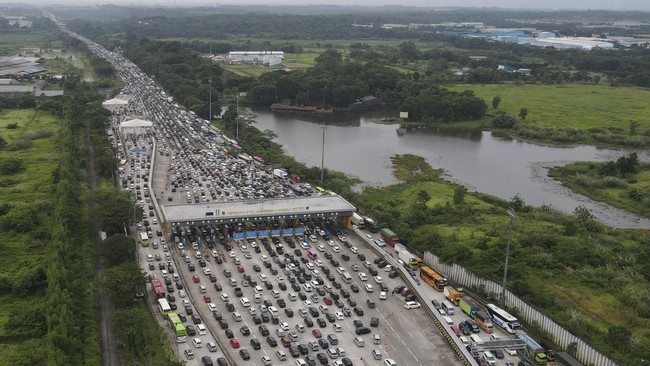 Tol Jakarta-Cikampek KM 57 padat dengan kendaraan pemudik, Kamis (28/4) siang, imbas keluar masuk kendaraan di tempat peristirahatan (rest area).
