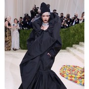 Melihat Kembali Tampilan Paling Ikonis Rihanna di Met Gala, Mana yang Paling Heboh dan Favoritmu?