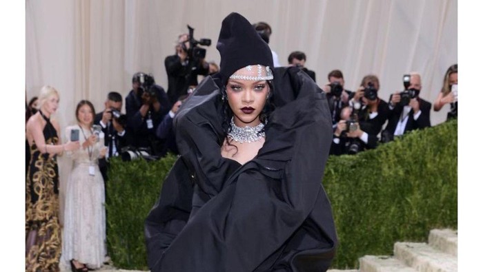 Melihat Kembali Tampilan Paling Ikonis Rihanna di Met Gala, Mana yang Paling Heboh dan Favoritmu? Melihat Kembali Tampilan Paling Ikonis Rihanna di Met Gala, Mana yang Paling Heboh dan Favoritmu?