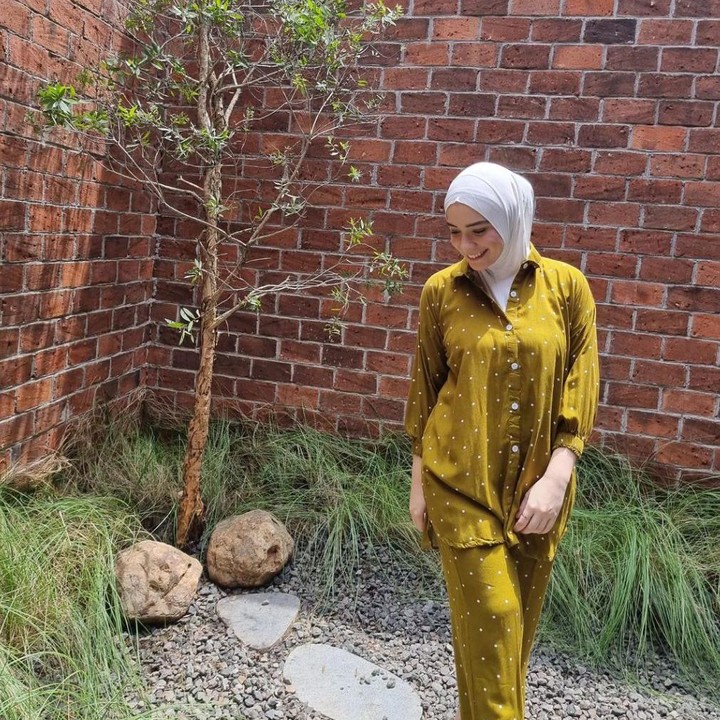 <p>Pojok lainnya yang menarik untuk dijadikan tempat berfoto adalah bagian halaman yang dilengkapi dengan dinding bata ekspos. (Foto: Instagram @anneofficial1990)</p>