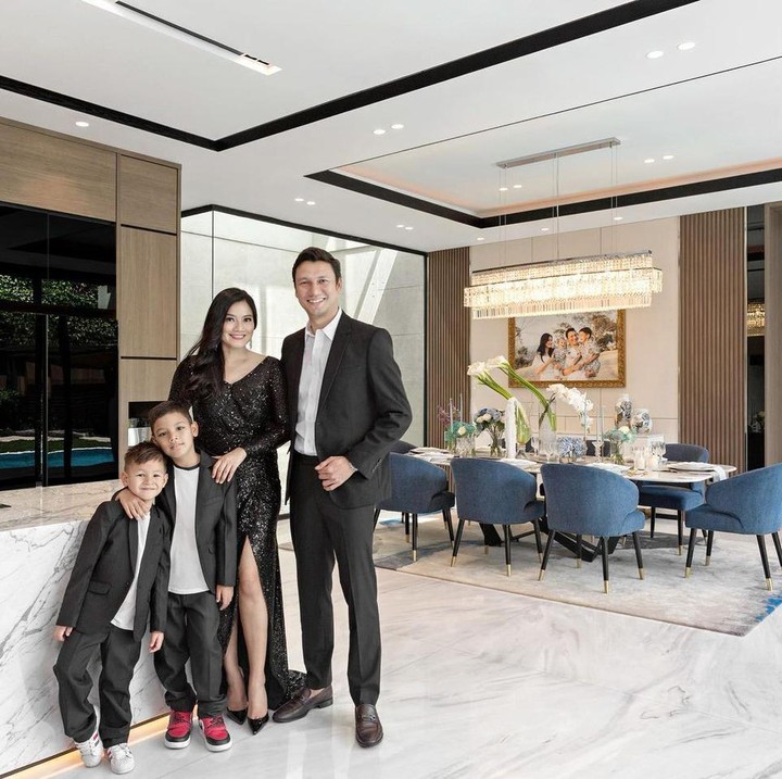 <p>Elegan. Kata yang pas untuk menggambarkan rumah Titi Kamal dan Christian Sugiono. Furnitur di rumah keduanya dipilih dengan apik. Salah satunya adalah meja dan kursi makan berwarna biru dengan aksen <em>gold</em> di bagian ujung kaki kursi. (Foto: Instagram @titi_kamall)</p>