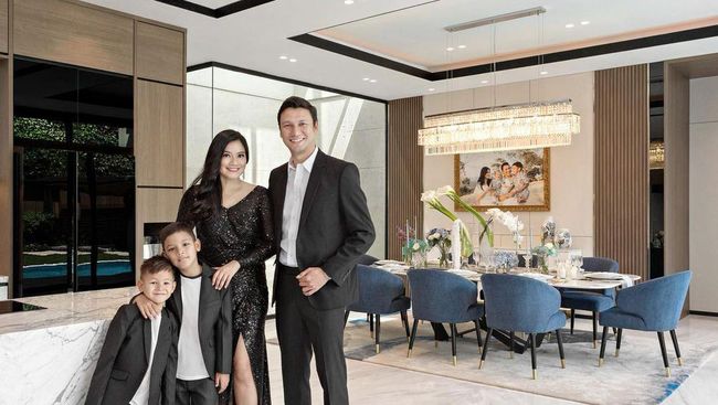 Meja Makan ala Fine Dining, 11 Potret Sudut Mewah Rumah Titi Kamal dan Christian Sugiono