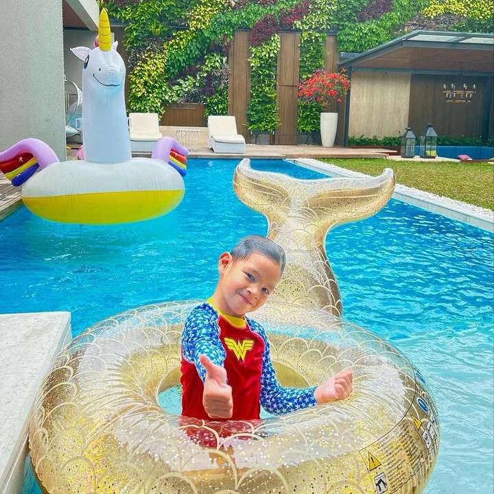 <p>Rumah Titi Kamal dan Christian Sugiono juga dilengkapi dengan kolam renang, Bunda. Biasanya kolam renang tersebut digunakan oleh kedua anak Titi Kamal dan Christian. (Foto: Instagram @titi_kamall)</p>
