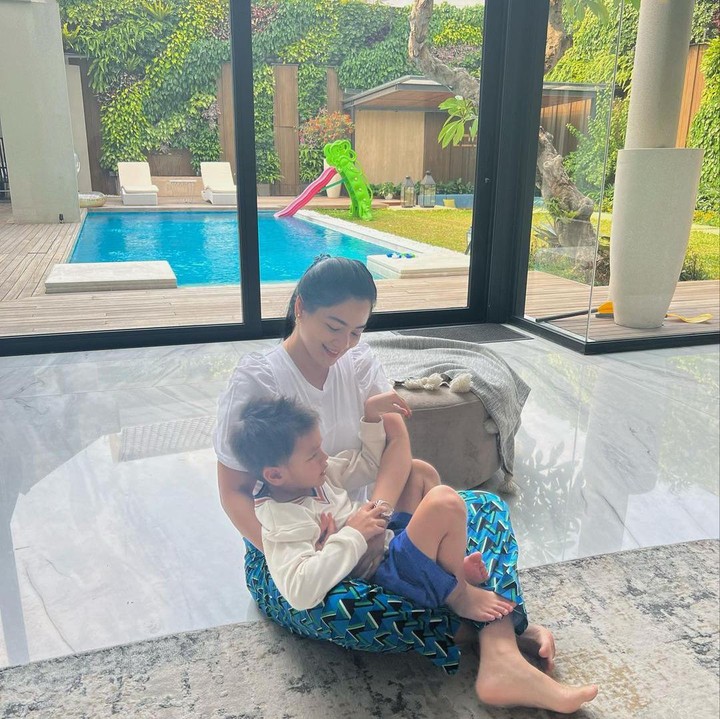 <p>Rumah Titi Kamal dan Christian Sugiono menggunakan jendela kaca yang lebar dan tinggi. Memungkinkan cahaya matahari masuk ke dalam ruangan. (Foto: Instagram @titi_kamall)</p>