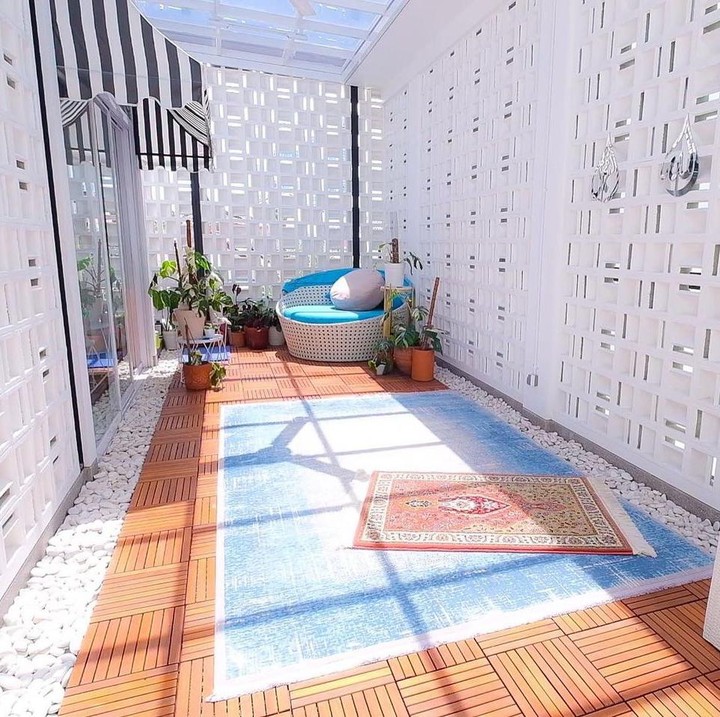 <p>Salah satu spot menarik di rumah Titi Kamal dan Christian Sugiono adalah musala semi outdoor. Menurut Titi, ini adalah spot favorit tamu-tamu yang datang ke rumahnya. "Apalagi kalau habis hujan, suasananya makin cozy dan sejuk. <em>Btw</em> untuk kacanya aku kasih anti uv 60 persen jadi tetep adem walau siang hari <em>hehe</em>," ujar Titi dikutip dari akun Instagramnya. (Foto: Instagram @titi_kamall)</p>