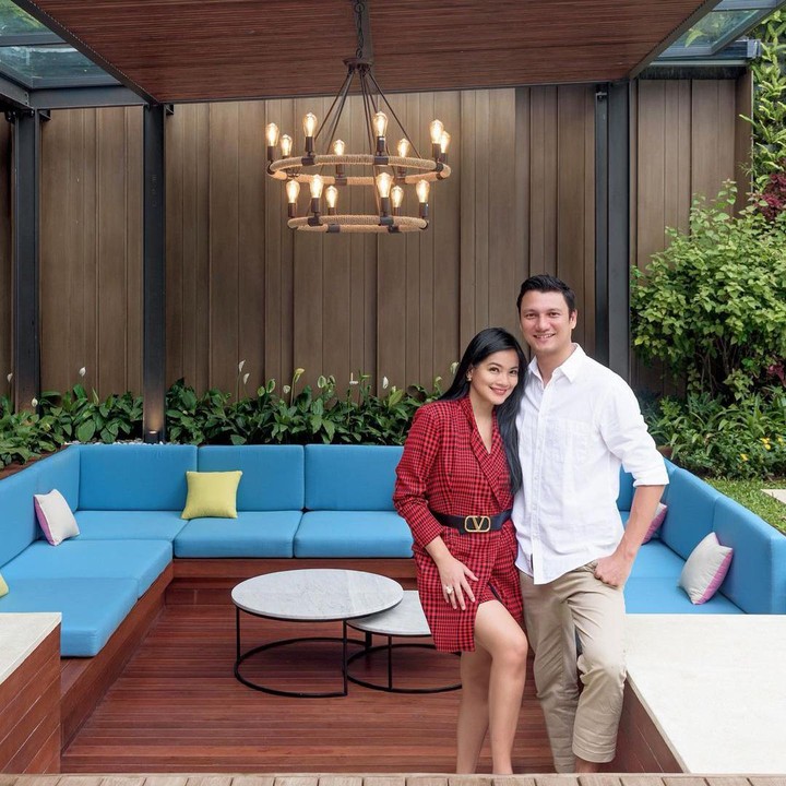 <p>Selain kolam renang, rumah Titi Kamal dan Christian Sugiono juga dilengkapi dengan tempat bersantai outdoor. (Foto: Instagram @titi_kamall)</p>